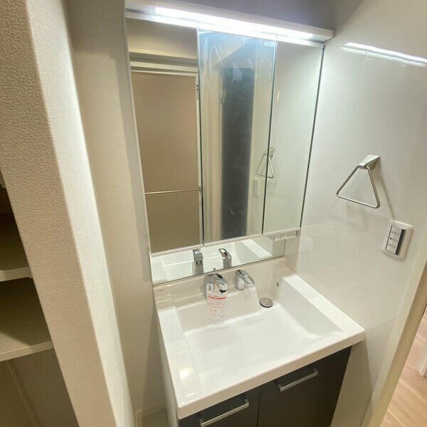 洗面設備　人気な独立洗面台です