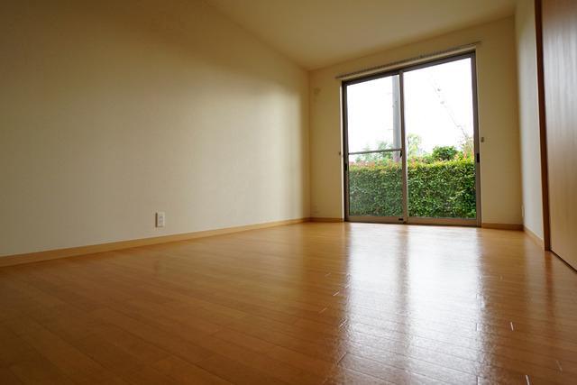 居室・リビング　こちらの居間で趣味の時間をお楽しみください