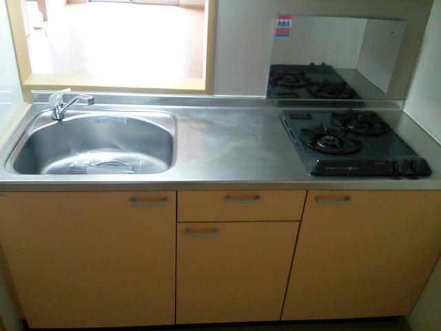 キッチン　コンパクトなキッチンで掃除もラクラク