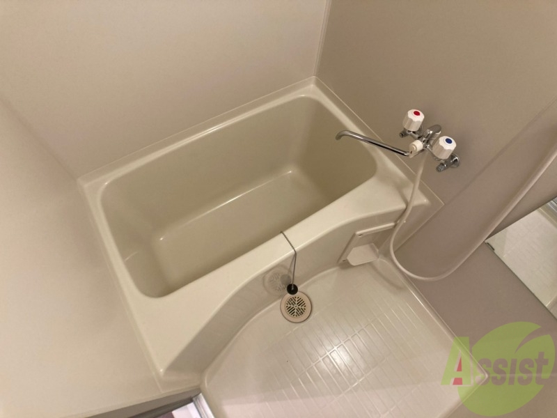 バス・シャワールーム　バスルームは狭すぎず、シャワーも浴びやすそうです。