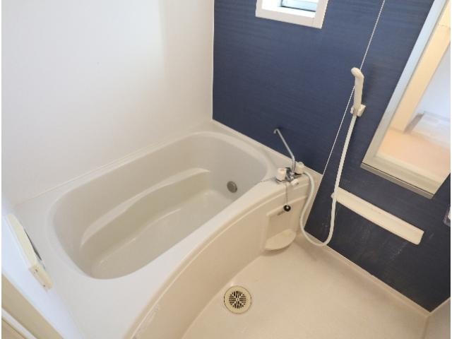 バス・シャワールーム　落ち着いた空間のお風呂です