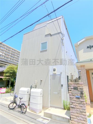 建物外観　2016年6月築　木造地上3階建て総戸数8戸インターネット無