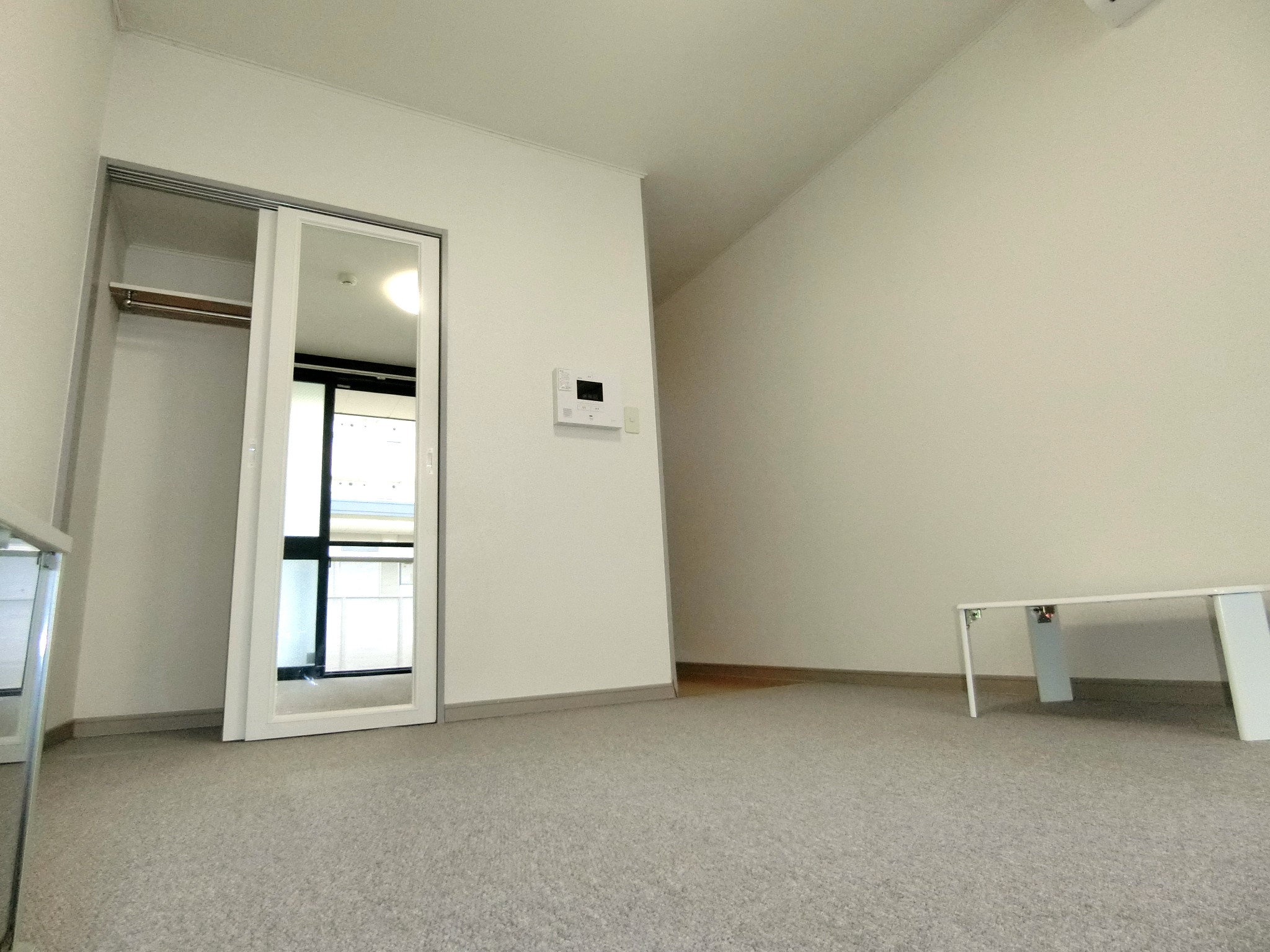 その他　ミラー付クローゼット・ローテーブル・照明を完備です☆