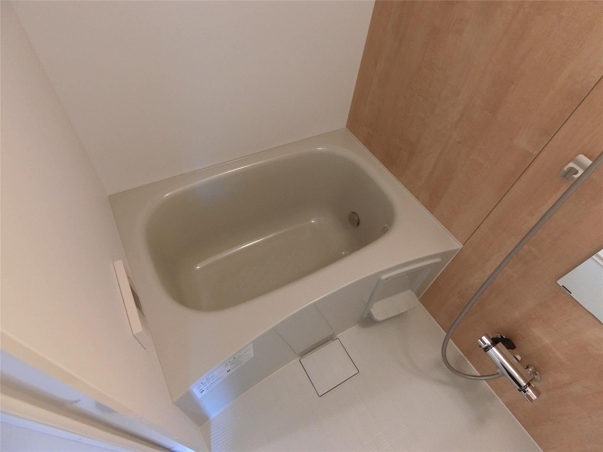 バス・シャワールーム　木目調のパネルで落ち着いた雰囲気のバスルーム♪