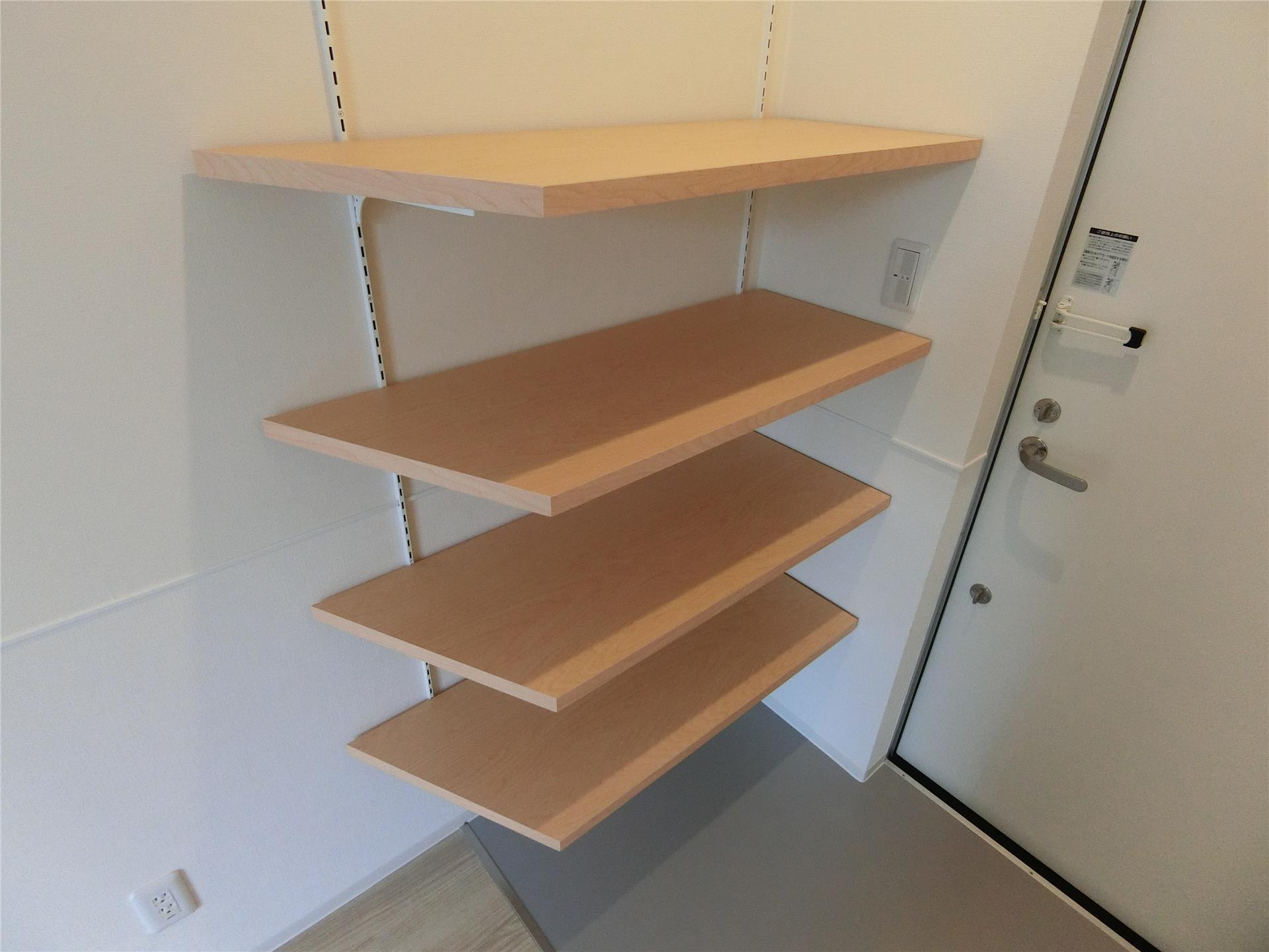 玄関　靴や荷物の仮置きに便利な棚付きの玄関です♪