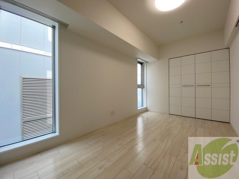 その他部屋・スペース　寝室はこちらです。光が差し込む、温かみのあるお部屋です。