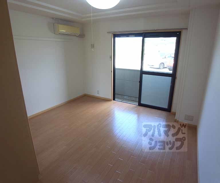 居室・リビング　洋室７．６帖あります。