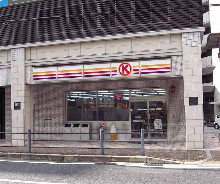 コンビニ　ファミリーマート六地蔵駅前店（コンビニ）まで800m
