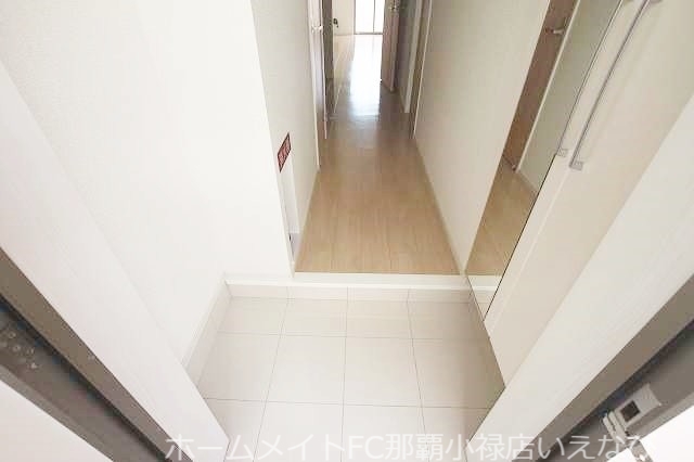 玄関　※別部屋の室内写真となります。