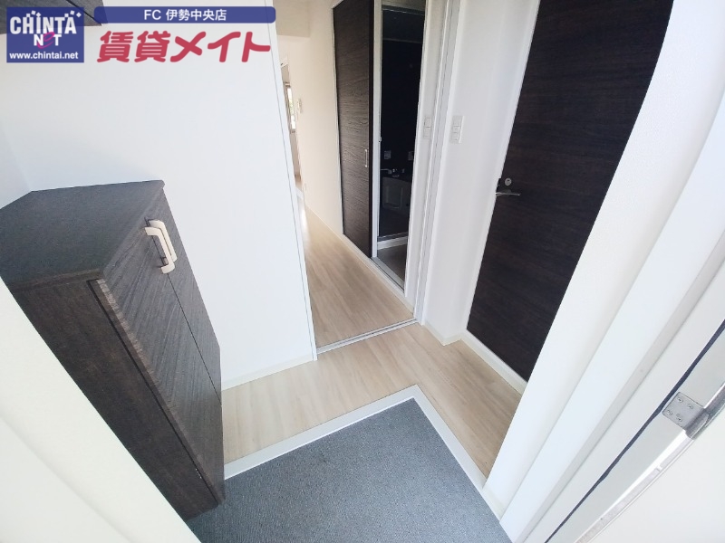 玄関　別部屋反転参考写真です。