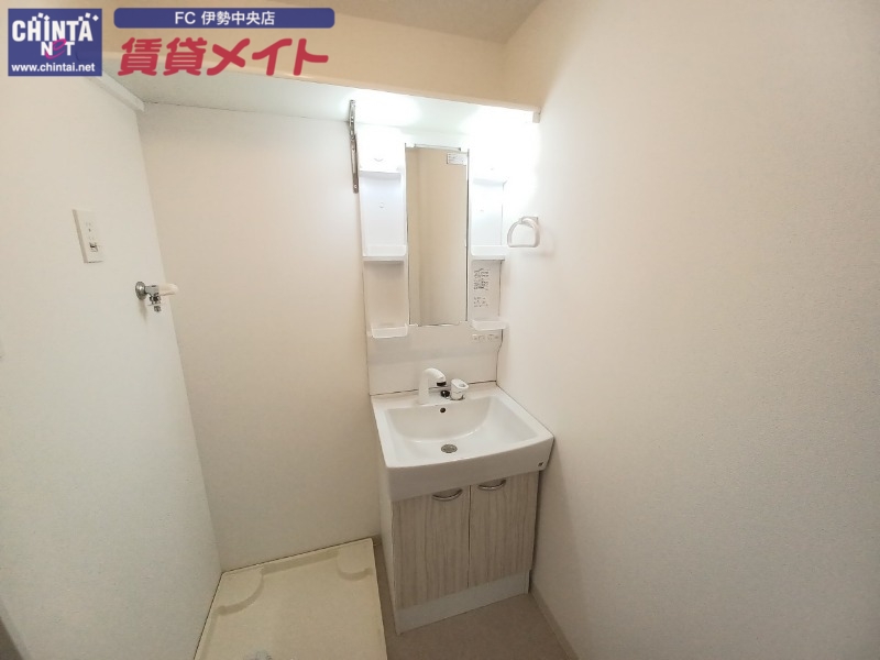 洗面設備　別部屋反転参考写真です。