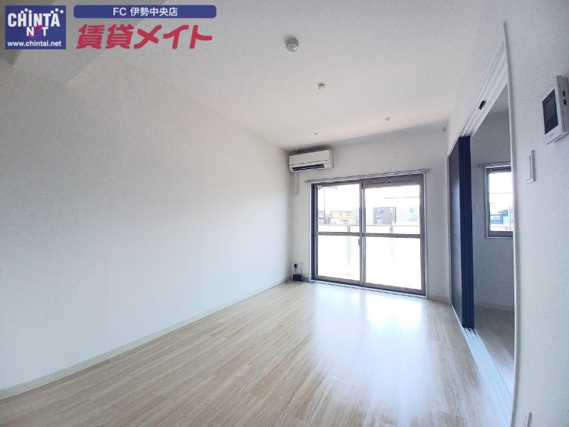 居室・リビング　別部屋反転参考写真です。