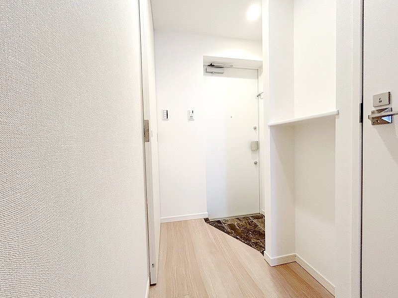 玄関　※別部屋の参考写真です。