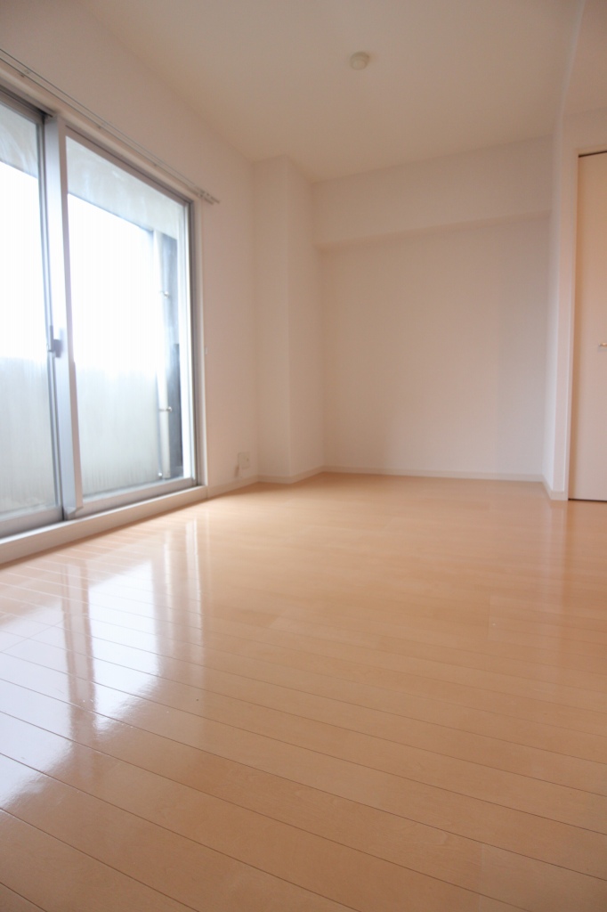 居室・リビング　洋室　日当たり良好で明るい室内が魅力的。　※別号室参考写真