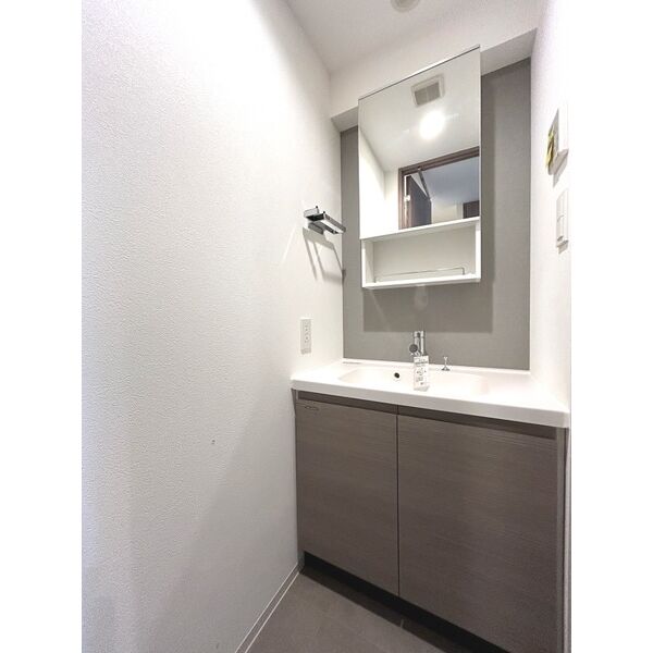 洗面設備　※３階の参考写真です。部屋によってカラータイプが異なります。