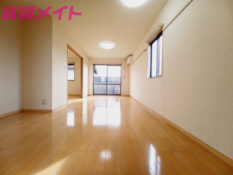 居室・リビング　同物件別室写真