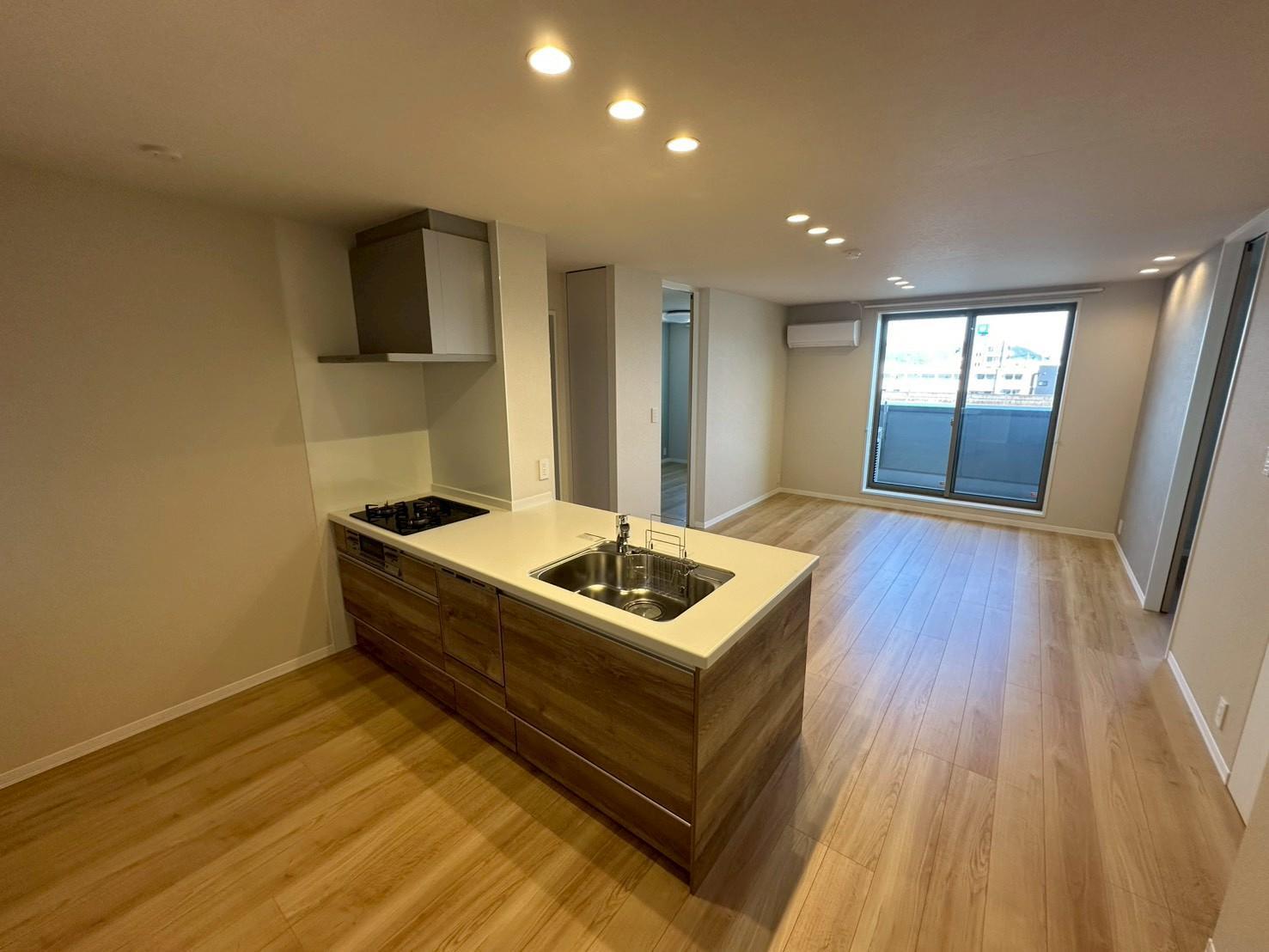 その他　キッチンからのリビング