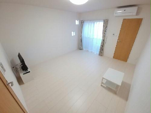 居室・リビング　居室：101、201号室のみ小窓あり