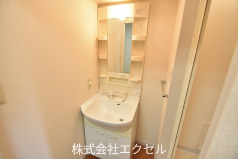 洗面設備　鏡付きの独立洗面台完備。