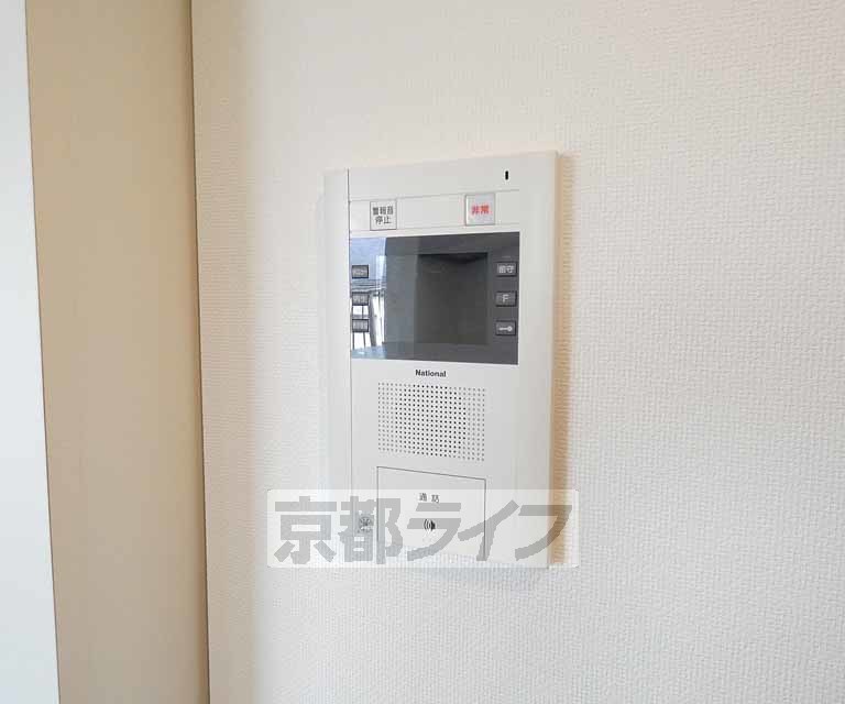 セキュリティ　窓の多い日当たり良好のお部屋です。