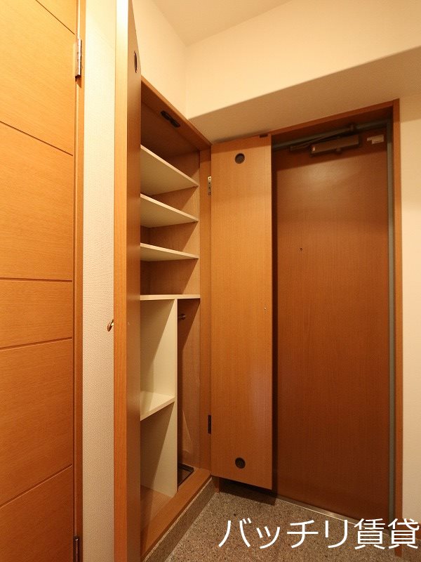 玄関　別号室写真の為、現況を優先致します。