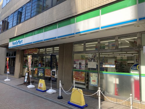 コンビニ　ファミリーマート 新横浜二丁目店（コンビニ）まで32m