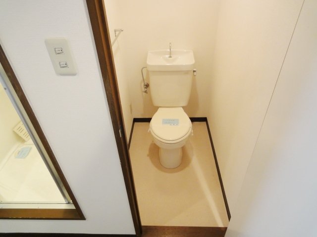 トイレ　同物件別号室のものです。