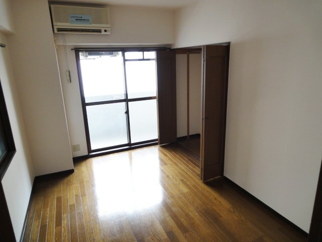 居室・リビング　同物件別号室のものです。