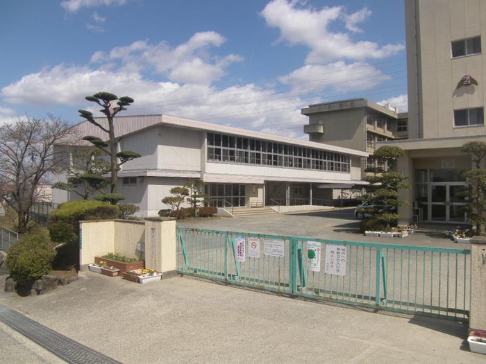 小学校　旭丘小学校（小学校）まで500m
