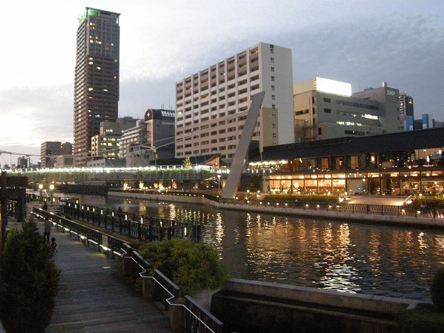 飲食店　湊町リバープレイス（飲食店）まで1100m