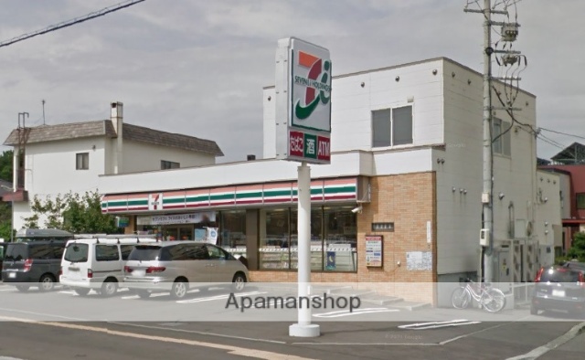 コンビニ　セブンイレブン（コンビニ）まで899m