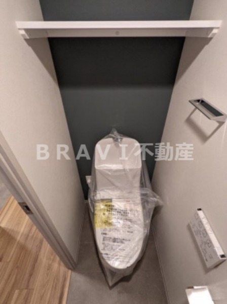 トイレ　【BPRレジデンス大阪本町Q】棚のあるトイレです
