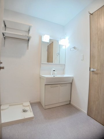 洗面設備　明るい洗面所です