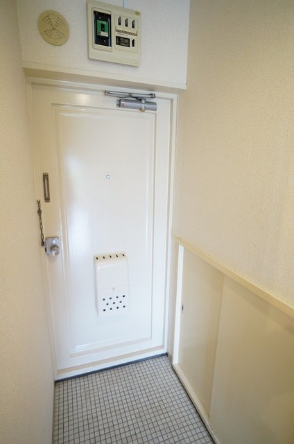 玄関　同物件別部屋写真（現況を優先いたします）