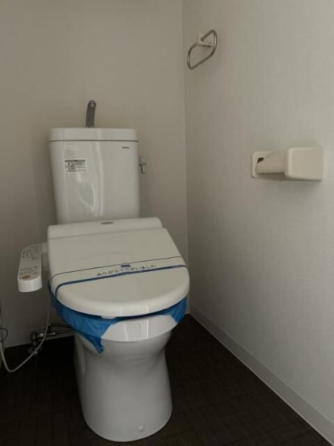 トイレ　落ち着いた色調のトイレです