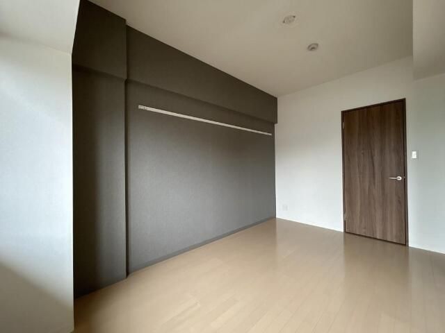 その他部屋・スペース　落ち着いた色調の寝室です