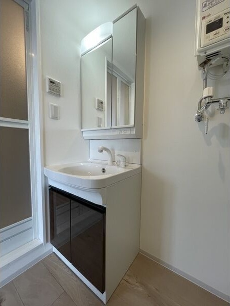 洗面設備　朝の身支度に便利な洗面台です♪