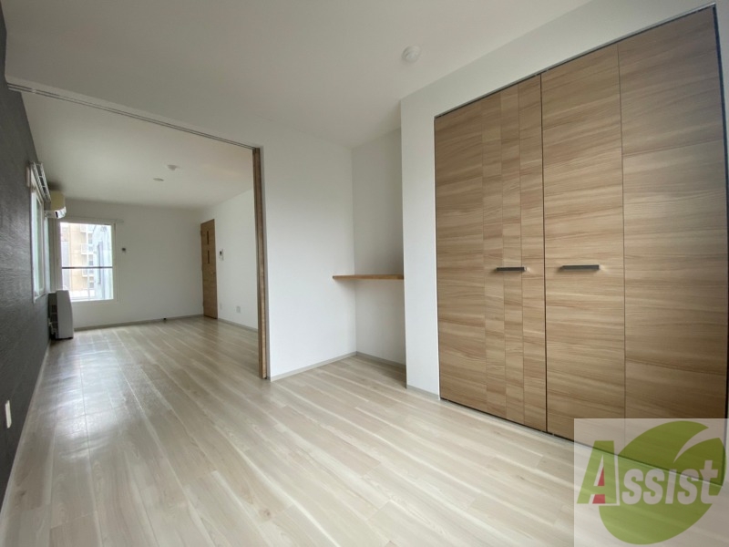 その他部屋・スペース　戸を閉めるとリビングと区切られた寝室にすることができますよ。