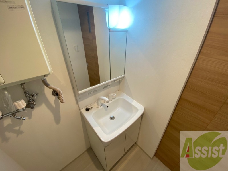 洗面設備　独立洗面台です。大きくてよいですね。シャンプーもできます。