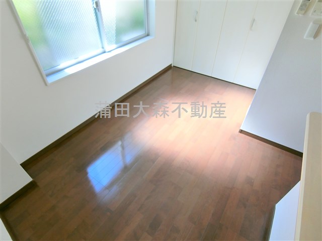 居室・リビング　2面採光の洋室