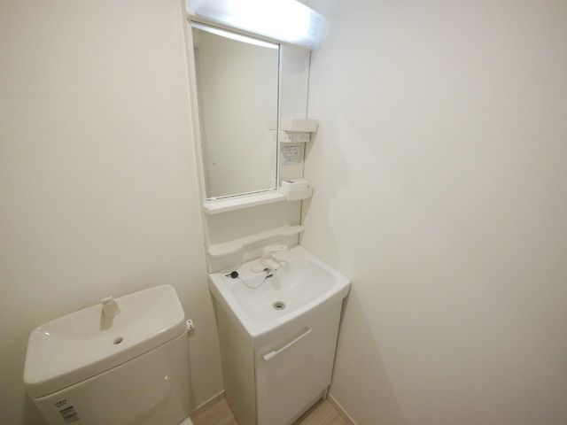 洗面設備　★朝の支度に便利な独立洗面台付★