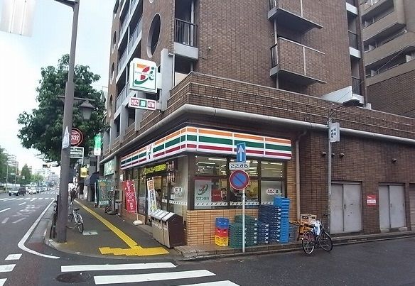 コンビニ　セブンイレブン福岡六本松店（コンビニ）まで400m