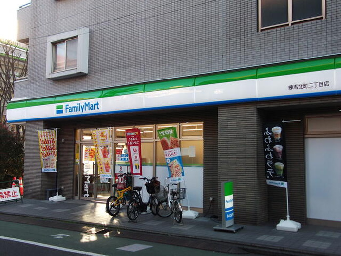 コンビニ　ファミリーマート（コンビニ）まで59m