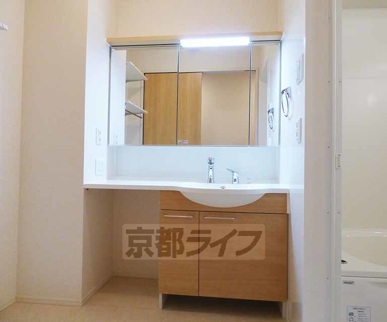 洗面設備　綺麗な洗面台です。