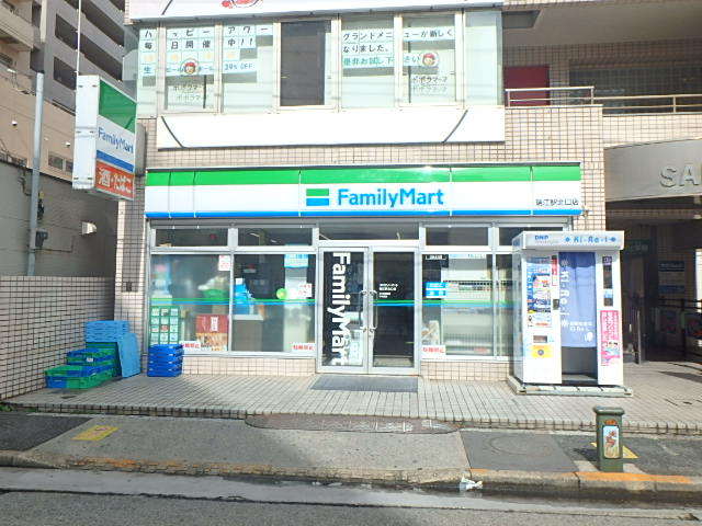 コンビニ　ファミリーマート（コンビニ）まで1919m