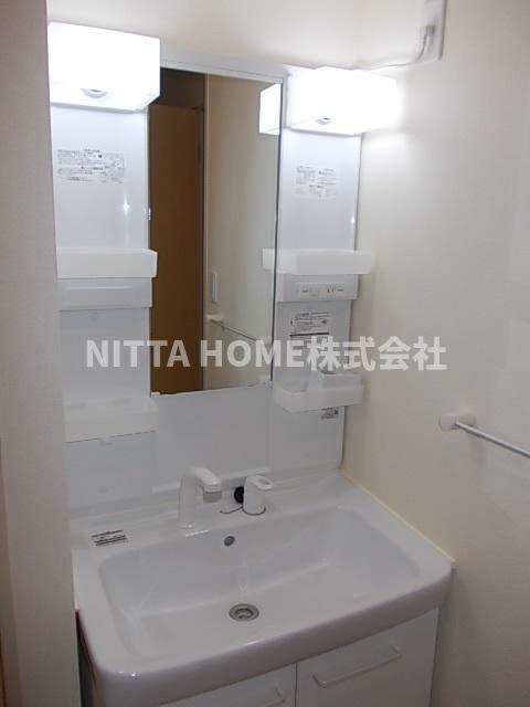 洗面設備　シャワー付きの洗面化粧台もありますよ◇