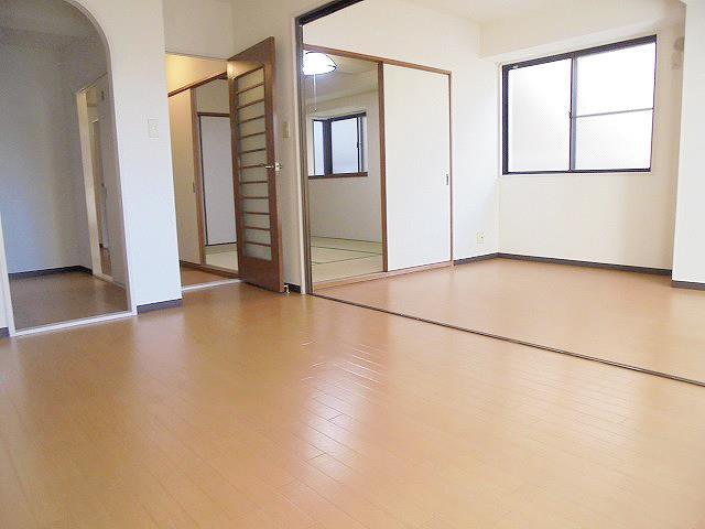 ロイヤルコーポ姫路北条の居間写真