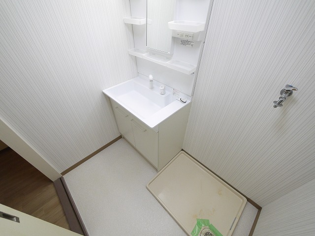 洗面設備　明るい洗面所です