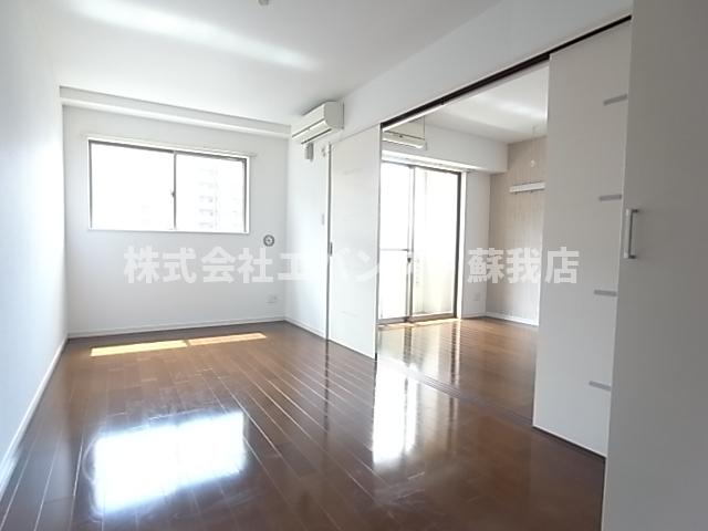 その他部屋・スペース　開放的な寝室です