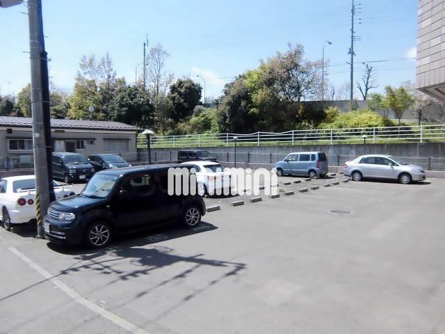 その他部屋・スペース　駐輪場の向かいに駐車場がございます。